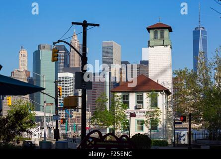 Stati Uniti, New York, Brooklyn Dumbo quartiere (Distretto sotto la Manhattan Bridge cavalcavia), vista del dock e il molo nel East River ferry, sullo sfondo la One World Trade Center, la torre di libertà Foto Stock