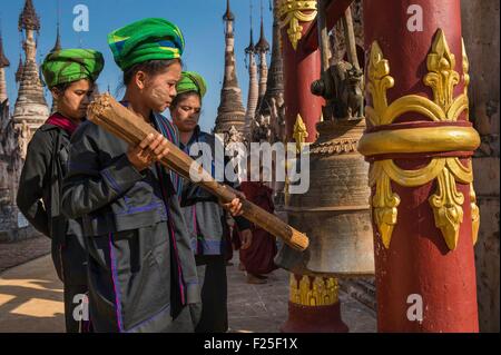 Myanmar (Birmania), stato Shan, Pao la tribù, villaggio kakku, pellegrina squilla la campana di Santa durante il Kakku pagoda festival organizzato per la luna piena del Tabaung mese di calendario birmano Foto Stock
