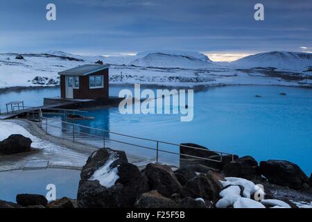 L'Islanda, Reykjahlid, Myvatn natura Bagni, inizio serata bagnante a Myvatn hot springs Foto Stock