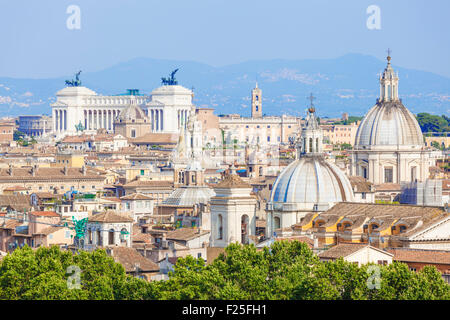 Vista delle chiese e delle cupole della skyline di Roma che mostra Vittorio Emanuele II monumento nella distanza Roma Italy Roma EU Europe Foto Stock