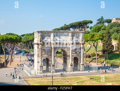 L'Arco di Costantino costruito in ANNUNCIO315 è un arco trionfale a cavallo della Via Triumphalis Roma Italia Lazio la regione Europa dell'UE Foto Stock