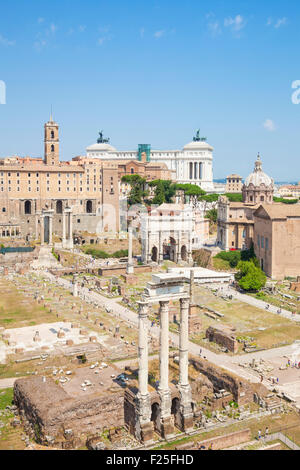 Guardando verso il basso sul Foro Romano dal Colle Palatino viewpoint Roma Italia Roma Lazio Italia Europa UE Foto Stock