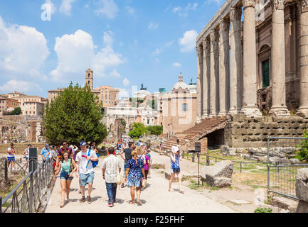 I turisti a piedi passato di Antonino e Faustina Tempio nel Foro Romano Roma Italia Roma Lazio Italia Europa UE Foto Stock