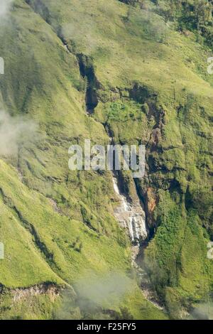 Indonesia, isole Sunda, Lombok, Gunung Rinjani National Park, cascata sul lato del vulcano Foto Stock