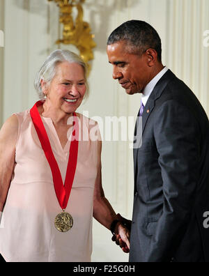 Washington DC, Stati Uniti d'America. Decimo Sep, 2015. Il Presidente degli Stati Uniti Barack Obama presenta la National Humanities Medal Annie Dillard di Key West, Florida, autore, durante una cerimonia che si terrà nella Sala Est della Casa Bianca di Washington, DC il giovedì, 10 settembre 2015. Credito: Ron Sachs/CNP (restrizione: NO New York o New Jersey o giornali quotidiani nel raggio di 75 miglia da New York City) - nessun filo SERVICE - Credit: dpa picture alliance/Alamy Live News Foto Stock