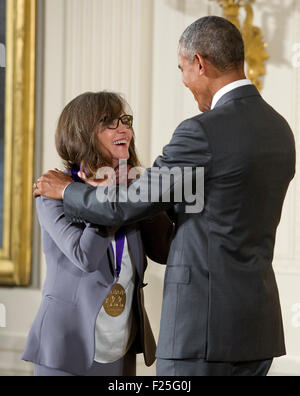 Washington DC, Stati Uniti d'America. Decimo Sep, 2015. Il Presidente degli Stati Uniti Barack Obama presenta il 2014 National Medal of Art a Sally Field di Los Angeles, California, un'attrice e regista, durante una cerimonia che si terrà nella Sala Est della Casa Bianca di Washington, DC il giovedì, 10 settembre 2015. Credito: Ron Sachs/CNP (restrizione: NO New York o New Jersey o giornali quotidiani nel raggio di 75 miglia da New York City) - nessun filo SERVICE - Credit: dpa picture alliance/Alamy Live News Foto Stock