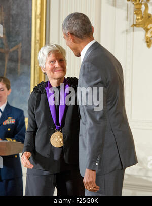 Washington DC, Stati Uniti d'America. Decimo Sep, 2015. Il Presidente degli Stati Uniti Barack Obama presenta la National Medal of Art di Ann Hamilton di Columbus, Ohio, artista visivo, durante una cerimonia che si terrà nella Sala Est della Casa Bianca di Washington, DC il giovedì, 10 settembre 2015. Credito: Ron Sachs/CNP (restrizione: NO New York o New Jersey o giornali quotidiani nel raggio di 75 miglia da New York City) - nessun filo SERVICE - Credit: dpa picture alliance/Alamy Live News Foto Stock