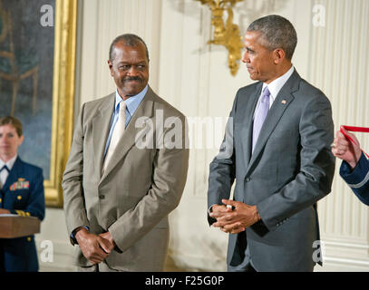 Washington DC, Stati Uniti d'America. Decimo Sep, 2015. Il Presidente degli Stati Uniti Barack Obama presenta la National Humanities Medal Everett L. Fly di San Antonio, Texas, architetto, durante una cerimonia che si terrà nella Sala Est della Casa Bianca di Washington, DC il giovedì, 10 settembre 2015. Credito: Ron Sachs/CNP (restrizione: NO New York o New Jersey o giornali quotidiani nel raggio di 75 miglia da New York City) - nessun filo SERVICE - Credit: dpa picture alliance/Alamy Live News Foto Stock