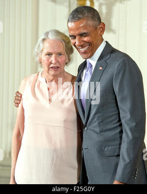 Washington DC, Stati Uniti d'America. Decimo Sep, 2015. Il Presidente degli Stati Uniti Barack Obama presenta la National Humanities Medal Annie Dillard di Key West, Florida, autore, durante una cerimonia che si terrà nella Sala Est della Casa Bianca di Washington, DC il giovedì, 10 settembre 2015. Credito: Ron Sachs/CNP (restrizione: NO New York o New Jersey o giornali quotidiani nel raggio di 75 miglia da New York City) - nessun filo SERVICE - Credit: dpa picture alliance/Alamy Live News Foto Stock