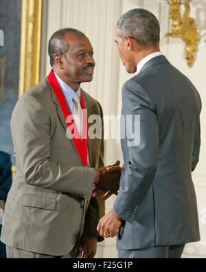 Washington DC, Stati Uniti d'America. Decimo Sep, 2015. Il Presidente degli Stati Uniti Barack Obama presenta la National Humanities Medal Everett L. Fly di San Antonio, Texas, architetto, durante una cerimonia che si terrà nella Sala Est della Casa Bianca di Washington, DC il giovedì, 10 settembre 2015. Credito: Ron Sachs/CNP (restrizione: NO New York o New Jersey o giornali quotidiani nel raggio di 75 miglia da New York City) - nessun filo SERVICE - Credit: dpa picture alliance/Alamy Live News Foto Stock