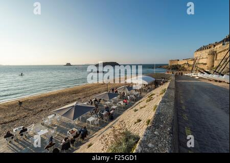 Francia, Ille et Vilaine, Saint Malo, la città murata e la spiaggia di Bon Secours al tramonto Foto Stock