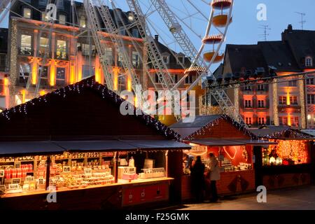 Francia, Haut Rhin, Mulhouse, Place de la Reunion, Mercato di Natale, ruota panoramica Ferris Foto Stock