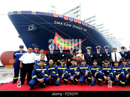 Shanghai, Cina. Xii Sep, 2015. Equipaggio della nave portacontainer " Zheng He' pongono per foto a Shanghai Waigaoqiao Costruzione navale Co Ltd a Shanghai in Cina orientale, Sett. 12, 2015. Costruito in Shanghai, un nuovo 18000 TEU Nave container chiamato dopo il cinese famoso voyager Zheng He è stato consegnato al suo armatore francese, CMA CGM, sabato. Credito: Chen Fei/Xinhua/Alamy Live News Foto Stock