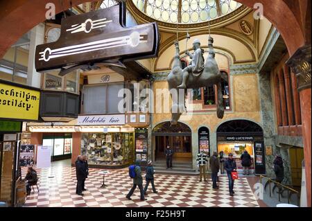 Repubblica Ceca, Praga centro storico sono classificati come patrimonio mondiale dall'UNESCO, la Città Nuova (Nove Mesto), shopping arcade di Lucerna Palace, la statua di San Venceslas dallo scultore David Cerny Foto Stock