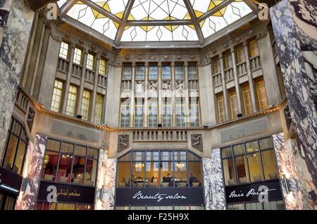 Repubblica Ceca, Praga Nove Mesto, Koruna Palace shopping arcade (1910-1914) all'angolo di Piazza San Venceslao, tra Liberty e Art Deco Foto Stock