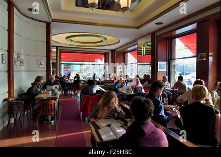 Repubblica Ceca, Praga Nove Mesto, Slavia cafΘ (ex roccaforte di dissenso) sulla banchina della Moldava Foto Stock