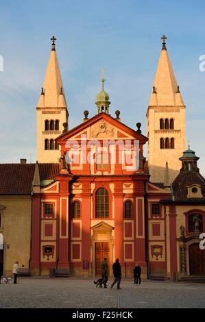 Repubblica Ceca, Praga, Hradcany (Castello), torri romaniche e il Barocco faτade della basilica di San Giorgio Foto Stock