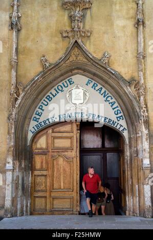 Francia, Var, Parc Naturel Regional du Verdon, il villaggio di Aups, timpano di San Pancrazio chiesa con la menzione Repubblica francese, libertà, uguaglianza, fraternità Foto Stock