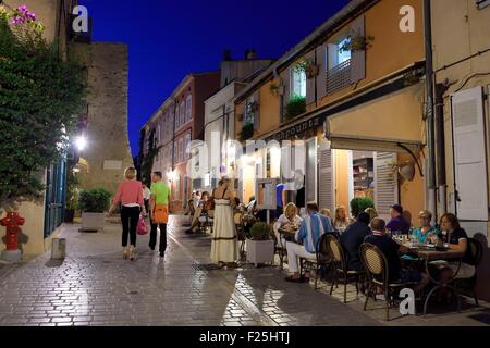 Francia, Var, Saint-Tropez, ristorante in rue Aire du Chemin e il XVI secolo Tour Jarlier Foto Stock