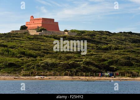 Francia, Var, Iles d'Hyeres, il Parc National de Port Cros (Parco Nazionale di Port Cros), isola di Porquerolles, Grand Langoustier restaurato e Fort privato Foto Stock