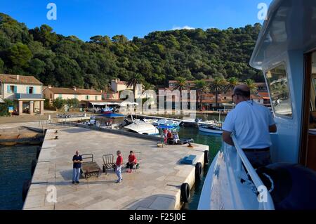 Francia, Var, Iles d'Hyeres, il Parc National de Port Cros (Parco Nazionale di Port Cros), isola di Port-Cros, l arrivo del collegamento barca al porto Foto Stock