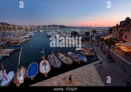Francia, Var, Sanary-sur-Mer, tradizionali barche da pesca chiamato pointus nel porto Foto Stock