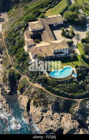Francia, Var, il Golfe di Saint Tropez, Saint-Tropez, villa di lusso A la Pointe de la rabiou (vista aerea) Foto Stock