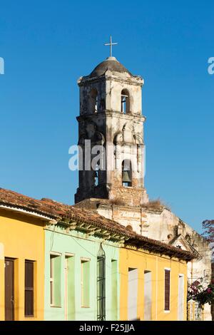 Cuba, Sancti Spiritus Provincia, Trinidad de Cuba elencati come patrimonio mondiale dall' UNESCO, bellfry di Santa Ana chiesa e facciate di case coloniali Foto Stock