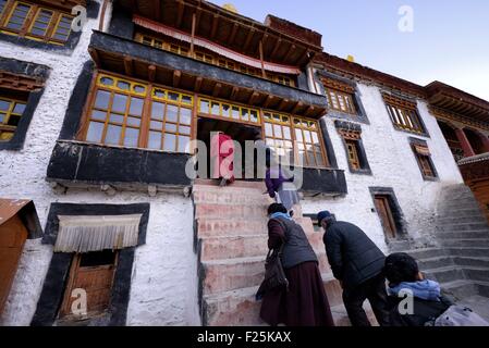 India, dello Stato del Jammu e Kashmir, Himalaya, Ladakh e Zanskar, monaco e pellegrini in Stongde gompa (monastero buddista) Foto Stock