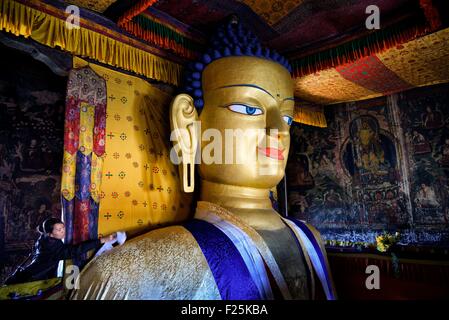 India, dello Stato del Jammu e Kashmir, Himalaya, Ladakh, Indus Valle, Shey Palace, donna offrendo una khata al Buddha (modello di rilascio Dawa OK) Foto Stock