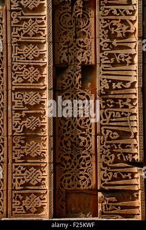 India Delhi Qutb Minar, un dettaglio del minar costruito nel 1193 Foto Stock