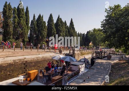 Francia, Herault, Beziers, Canal du Midi elencati come patrimonio mondiale dall' UNESCO, Fonseranes si blocca Foto Stock