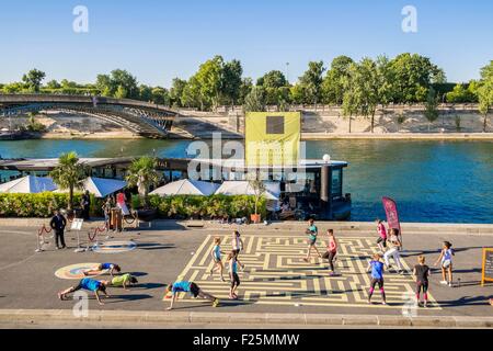 Francia, Parigi, zona elencata come patrimonio mondiale dall' UNESCO, le banche News, Quai Anatole France, corsi di ginnastica Foto Stock