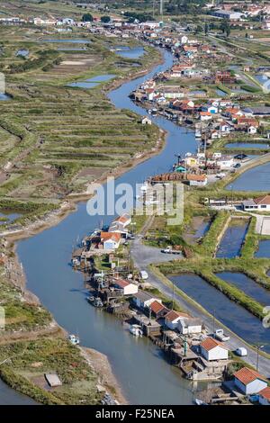 Francia, Charente Maritime, Le Chateau d'Oleron, oyster capanne su Ors chanel (vista aerea) Foto Stock