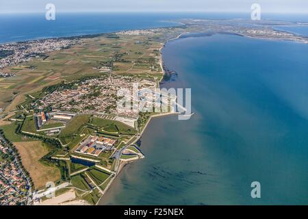 Francia, Charente Maritime, Saint Martin de Re, elencato come patrimonio mondiale dall'UNESCO, la città (vista aerea) Foto Stock