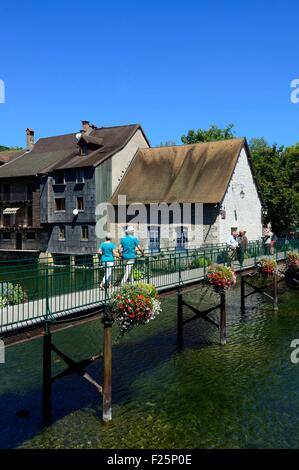 Francia, Doubs, Ornans, fiume Loue, bridge e case su palafitte Foto Stock