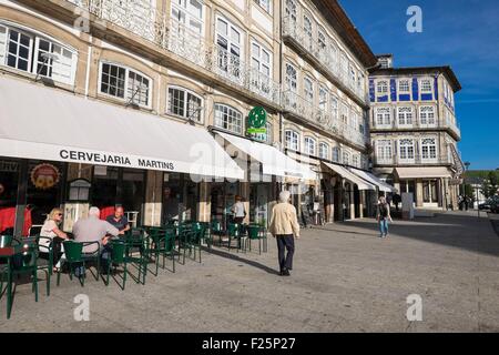 Il Portogallo, regione nord, Guimaraes, centro storico elencati come patrimonio mondiale dall' UNESCO, Largo do La Fontaine è il cuore della città Foto Stock