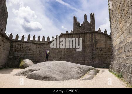 Il Portogallo, regione nord, Guimaraes, centro storico sono classificati come patrimonio mondiale dall'UNESCO, il castello medievale Foto Stock