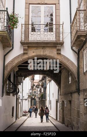 Il Portogallo, regione nord, Guimaraes, centro storico elencati come patrimonio mondiale dall' UNESCO, Rua de Santa Maria è una delle più antiche strade medioevali in Guimaraes Foto Stock