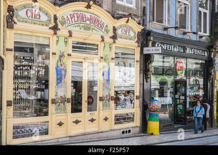Il Portogallo, regione nord, Porto, Centro Storico elencati come patrimonio mondiale dall' UNESCO, Formosa street, Art Deco di Perola do Bolhao negozio di generi alimentari Foto Stock