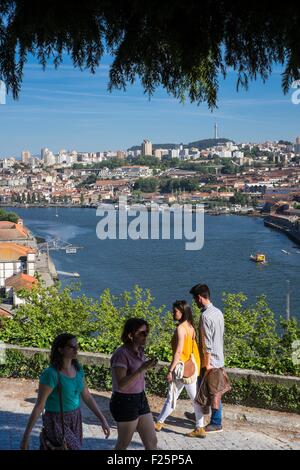 Il Portogallo, regione nord, Porto, Crystal Palace giardino, luogo idilliaco per passeggiate o riposo, vista su Vila Nova de Gaia e il fiume Douro Foto Stock