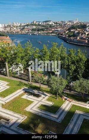 Il Portogallo, regione nord, Porto, Crystal Palace giardino, luogo idilliaco per passeggiate o riposo, vista su Vila Nova de Gaia e il fiume Douro Foto Stock