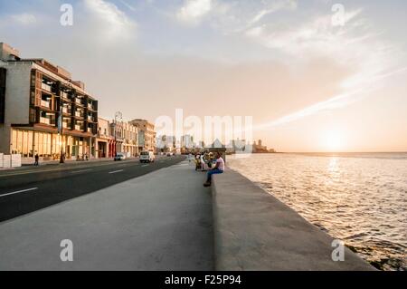Cuba, La Habana, Malecon al tramonto Foto Stock
