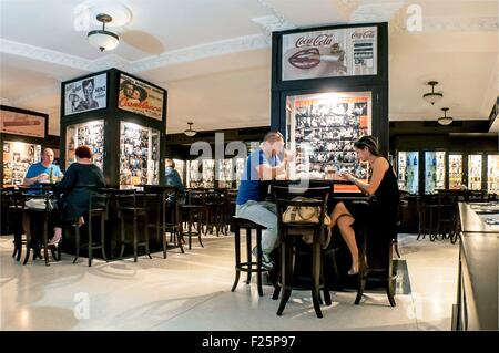 Cuba, La Habana, Parque Central District, sciatto Joe's Bar famoso rinnovare bar Foto Stock