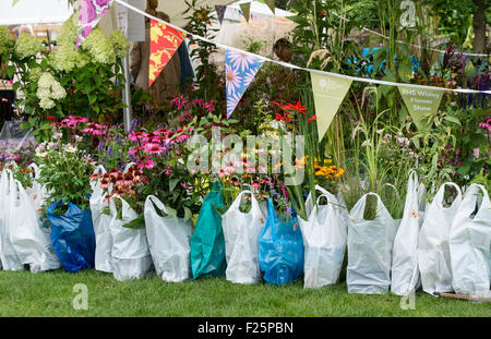 Acquistate i fiori in sacchetti di plastica in attesa di essere raccolti ad RHS Wisley flower show. Surrey, Inghilterra Foto Stock