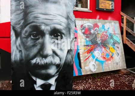 Albert Einstein-Graffity auf Mauerstuecken, Berlino-Kreuzberg. Foto Stock