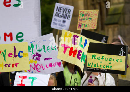 Cartelli multicolore dipinti a mano, striscioni di benvenuto e poster a Liverpool, Merseyside, Regno Unito 12th settembre 2015. Rally di accoglienza dei rifugiati. Una giornata nazionale di azioni ha richiesto in risposta a notizie di rifugiati che fuggono dalla guerra, dalla persecuzione, dalla tortura e dalla povertà e che perdono la vita o lottano per trovare un rifugio sicuro. La giornata nazionale di azione è sponsorizzata da Stop the War Coalition, solidarietà con i rifugiati, stand up to Racism, BARAC, Migrant Rights Network, People's Assembly, War on Want, Movimento contro la xenofobia, Love Music Hate Racism. Sostenere la marcia dei richiedenti asilo nel centro della città. Foto Stock