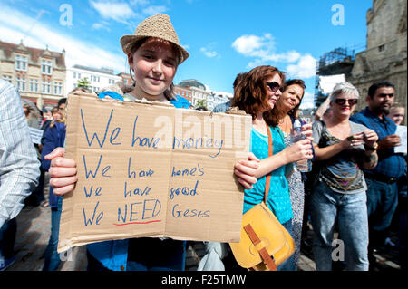 Exeter Devon, Regno Unito. Xii Sep, 2015. Giovane donna contiene un segno di cartone accogliendo i rifugiati a casa sua durante la Exeter solidarietà con i rifugiati evento esterno facciata ovest della Cattedrale di Exeter Credito: Clive Chilvers/Alamy Live News Foto Stock