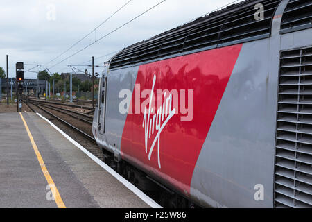 Vergine Costa Orientale mainline train in attesa di partono dalla stazione di York Foto Stock