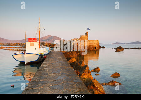 Vista del porto di Naousa villaggio sull isola di Paros, Grecia Foto Stock